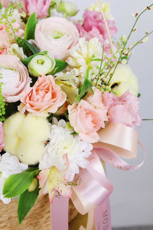 НЕЖНАЯ КОРЗИНА С РАНУНКУЛЮСАМИ, РОЗОЙ И ХЛОПКОМ