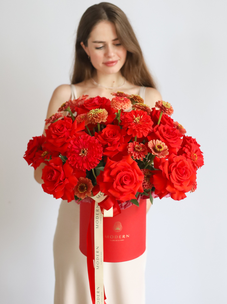 БОЛЬШАЯ ТОРЖЕСТВЕННАЯ КОМПОЗИЦИЯ С ФРАНЦУЗСКОЙ РОЗОЙ NINA И ЦИННИЕЙ