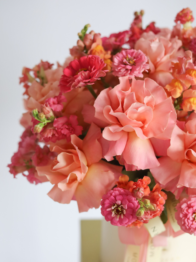 БОЛЬШАЯ КОМПОЗИЦИЯ В БАРХАТНОЙ КОРОБКЕ С ФРАНЦУЗСКИМИ РОЗАМИ, ЦИННИЕЙ И ЛЬВИНЫМ ЗЕВОМ