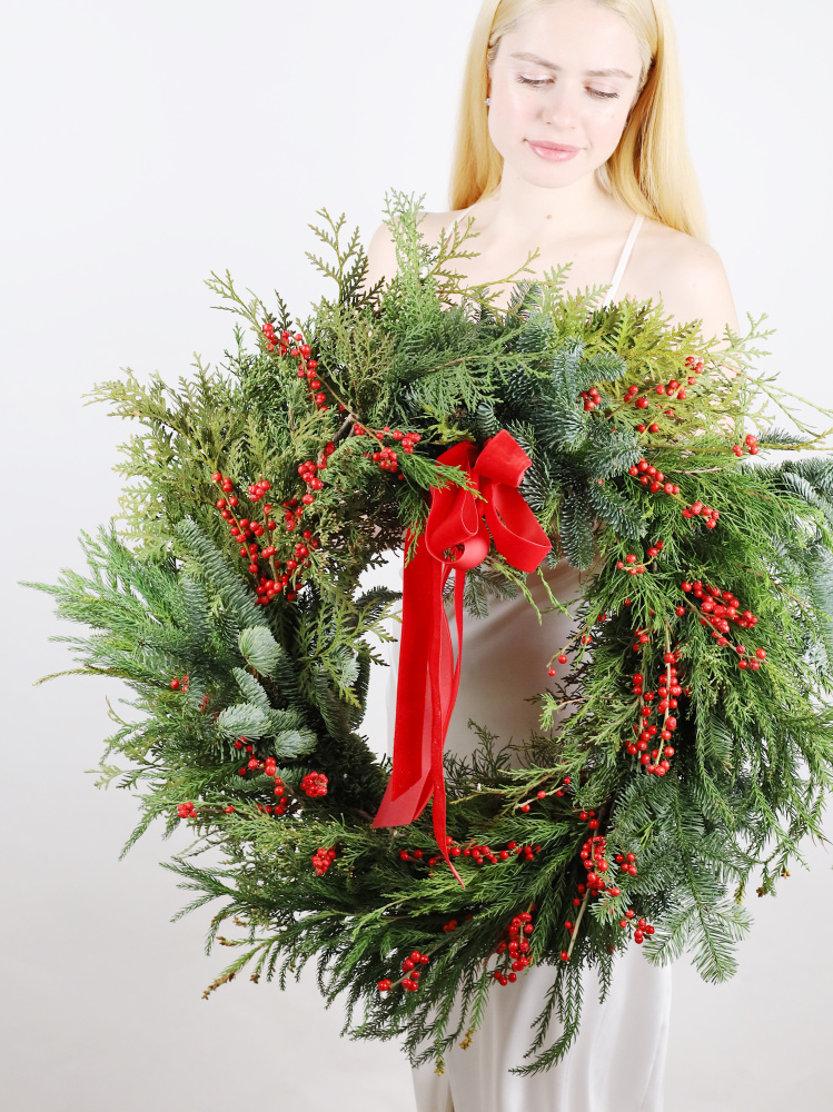 БОЛЬШОЙ ВЕНОК ИЗ МИКСА ХВОИ С ИЛЕКСОМ И БАРХАТНЫМ БАНТОМ