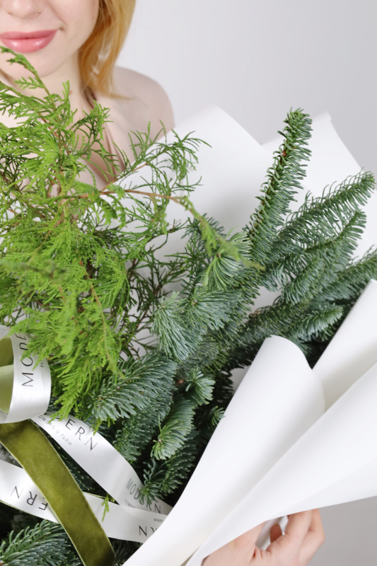 ХВОЙНАЯ ОХАПКА С ЗАСНЕЖЕННЫМ АСПАРАГУСОМ