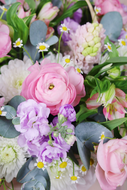 КОРЗИНА С РАНУНКУЛЮСАМИ, МАТТИОЛОЙ И ЭВКАЛИПТОМ