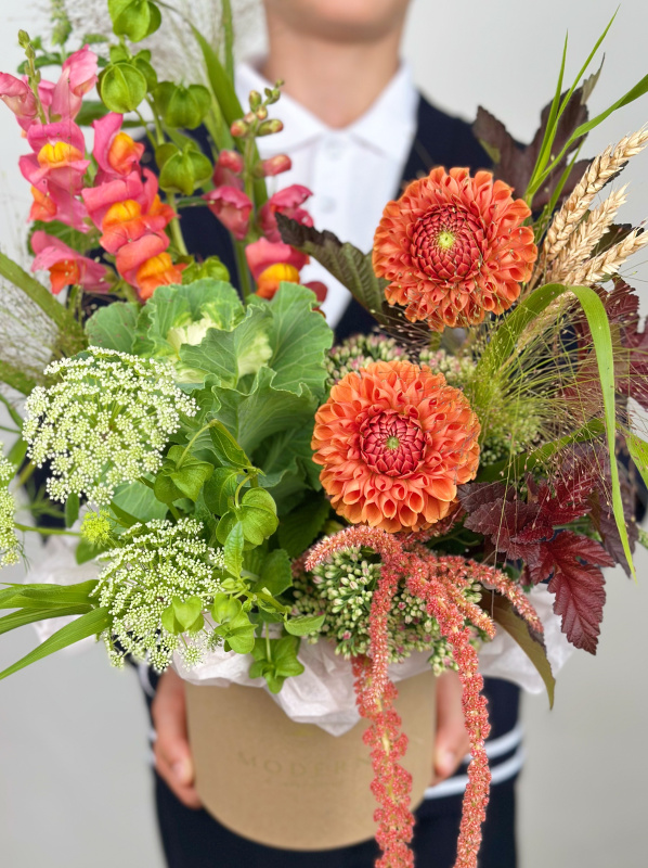 ОСЕННИЙ БУКЕТ В КОРОБКЕ С ГЕОРГИНАМИ