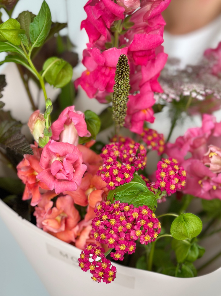 БУКЕТ С ЛЬВИНЫМ ЗЕВОМ И ТЫСЯЧЕЛИСТНИКОМ