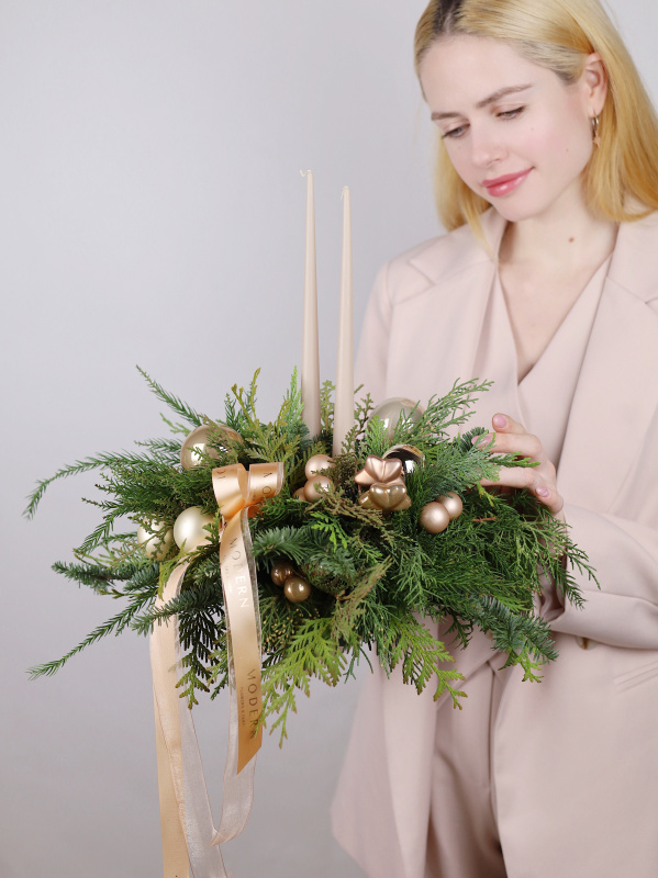 КОМПОЗИЦИЯ СО СВЕЧАМИ НА СТОЛ