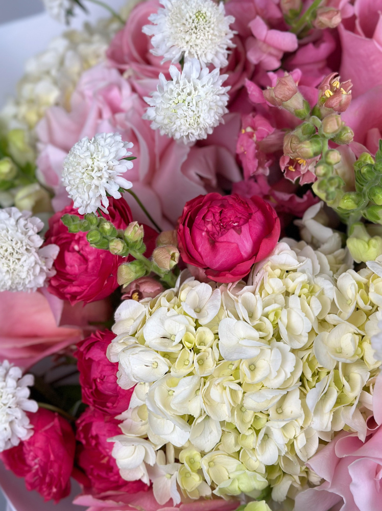 БОЛЬШОЙ ТОРЖЕСТВЕННЫЙ БУКЕТ С ПИОНОВИДНОЙ РОЗОЙ