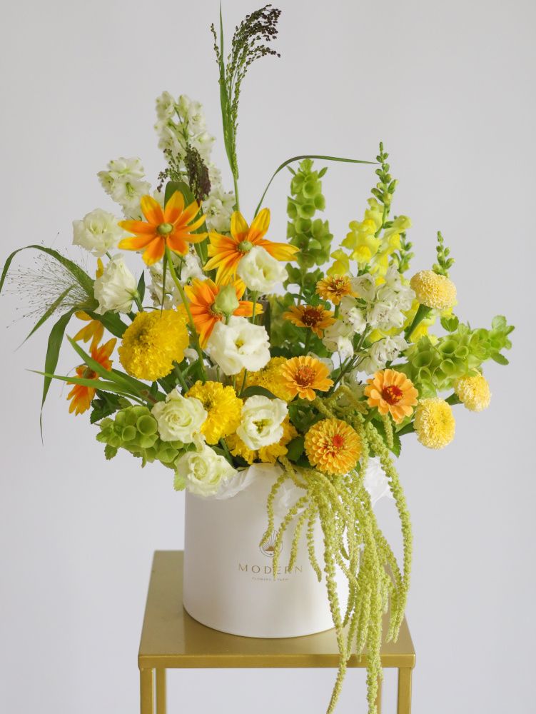 ТОРЖЕСТВЕННАЯ ЛЕТНЯЯ КОМПОЗИЦИЯ ИЗ ФЕРМЕРСКИХ ЦВЕТОВ