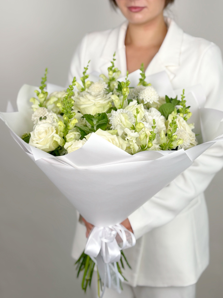 ТОРЖЕСТВЕННЫЙ БУКЕТ В БЕЛЫХ ТОНАХ