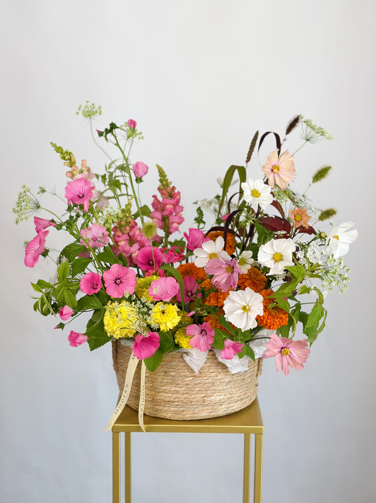 КОСМЕЯ, ЛАВАТЕРА, ЛЬВИНЫЙ ЗЕВ В ПЛЕТЕНОЙ КОРЗИНЕ