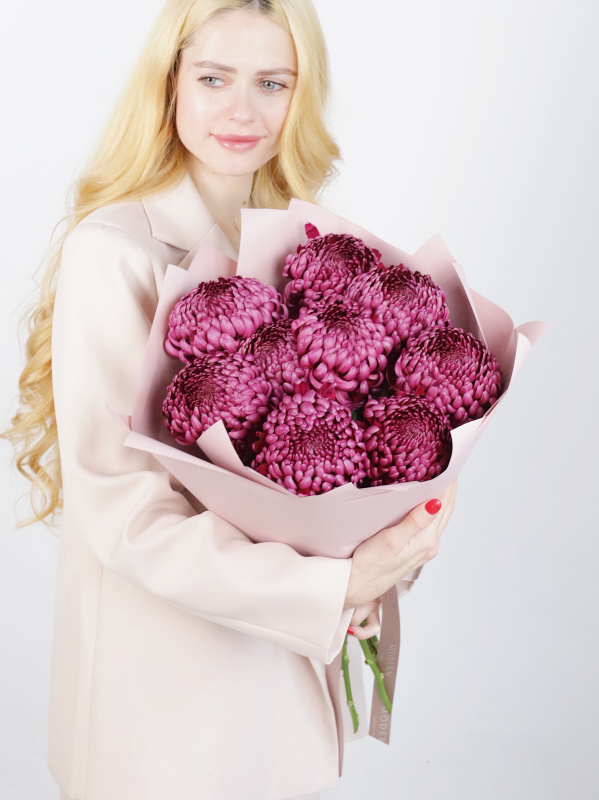 КРУГЛЫЙ БУКЕТ ИЗ ХРИЗАНТЕМЫ БИГУДИ 9 ШТ