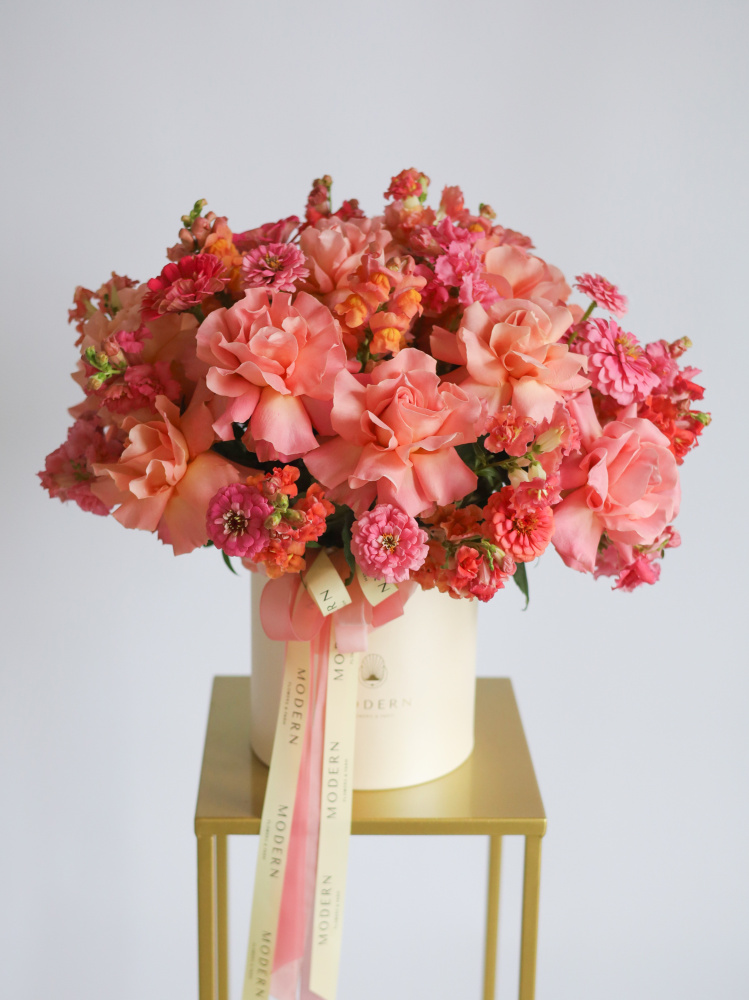 БОЛЬШАЯ КОМПОЗИЦИЯ В БАРХАТНОЙ КОРОБКЕ С ФРАНЦУЗСКИМИ РОЗАМИ, ЦИННИЕЙ И ЛЬВИНЫМ ЗЕВОМ