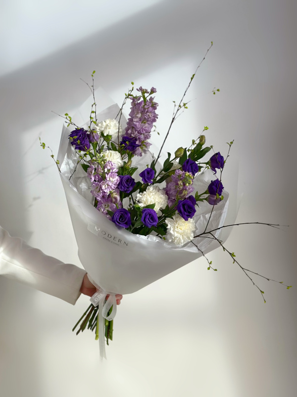 БУКЕТ С АРОМАТНОЙ МАТТИОЛОЙ, ЭУСТОМОЙ И ВЕСЕННИМИ ВЕТОЧКАМИ