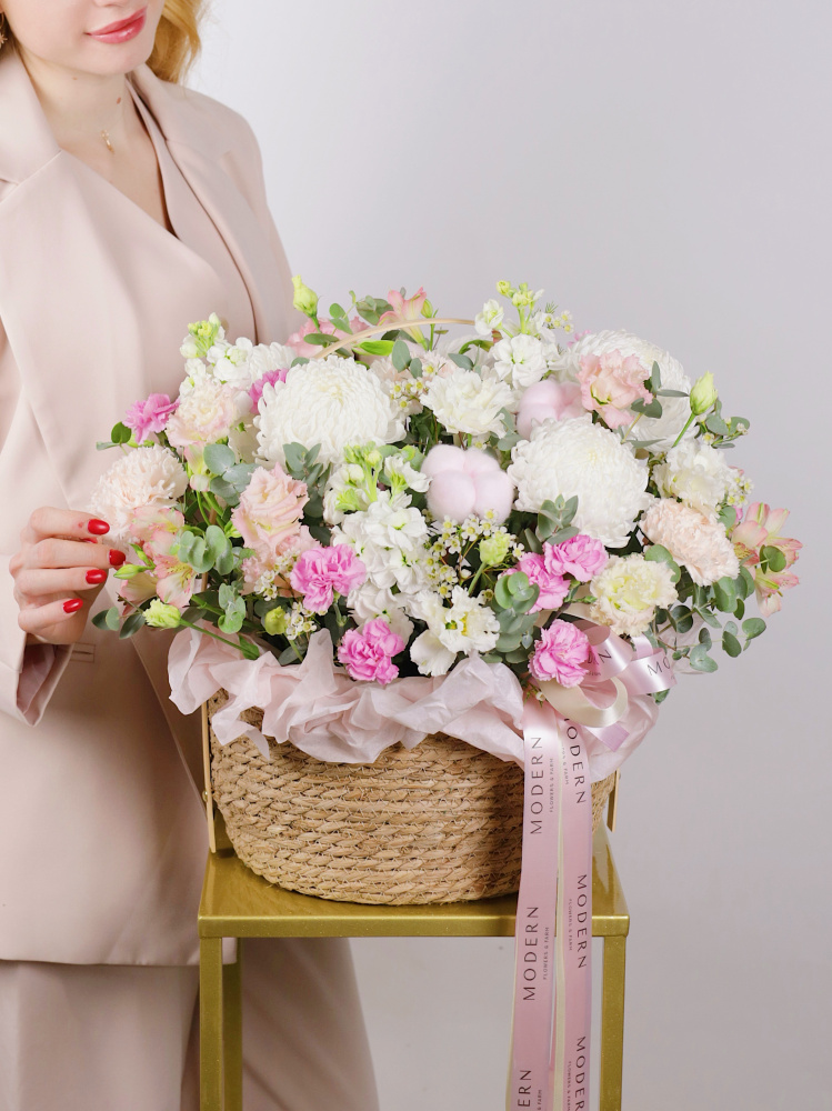 ТОРЖЕСТВЕННАЯ КОМПОЗИЦИЯ ИЗ СТОЙКИХ ЦВЕТОВ В СВЕТЛЫХ ТОНАХ