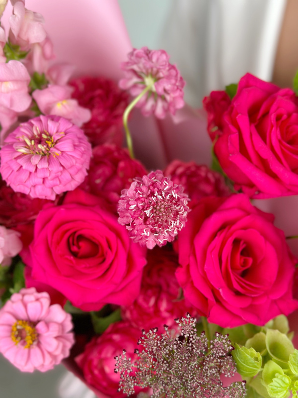 ЯРКИЙ БУКЕТ С ПИОНОВИДНОЙ РОЗОЙ И ЛЬВИНЫМ ЗЕВОМ