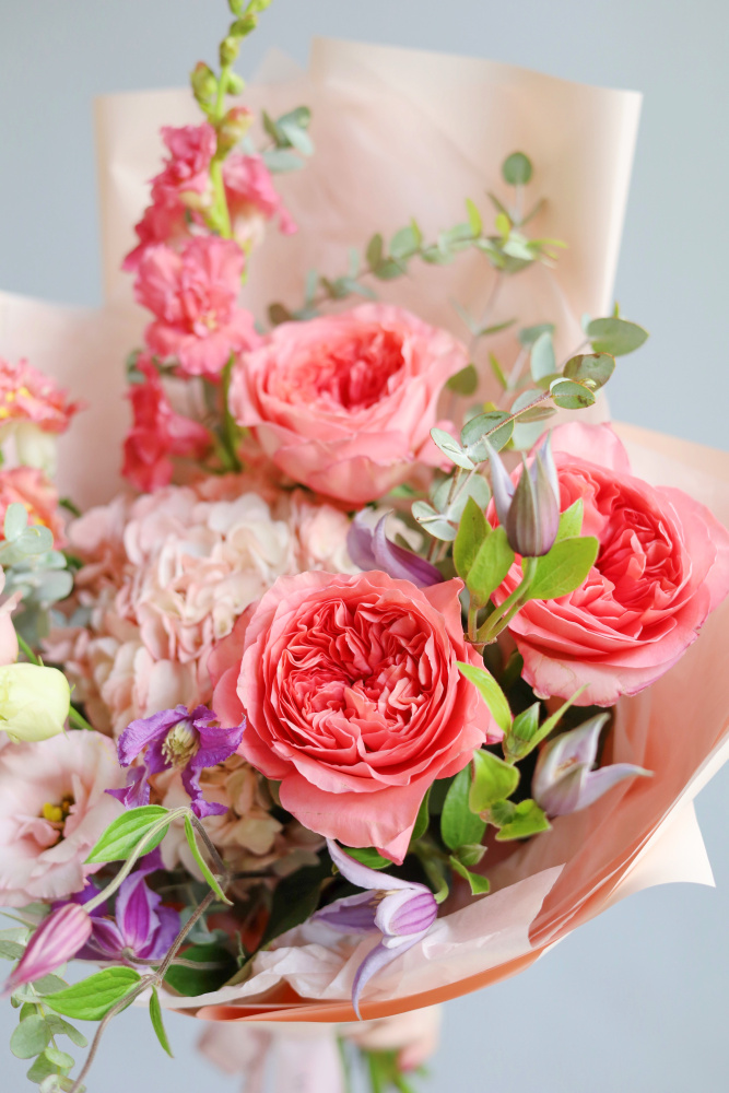 БУКЕТ С ГОРТЕНЗИЕЙ, КЛЕМАТИСОМ И ПИОНОВИДНОЙ РОЗОЙ