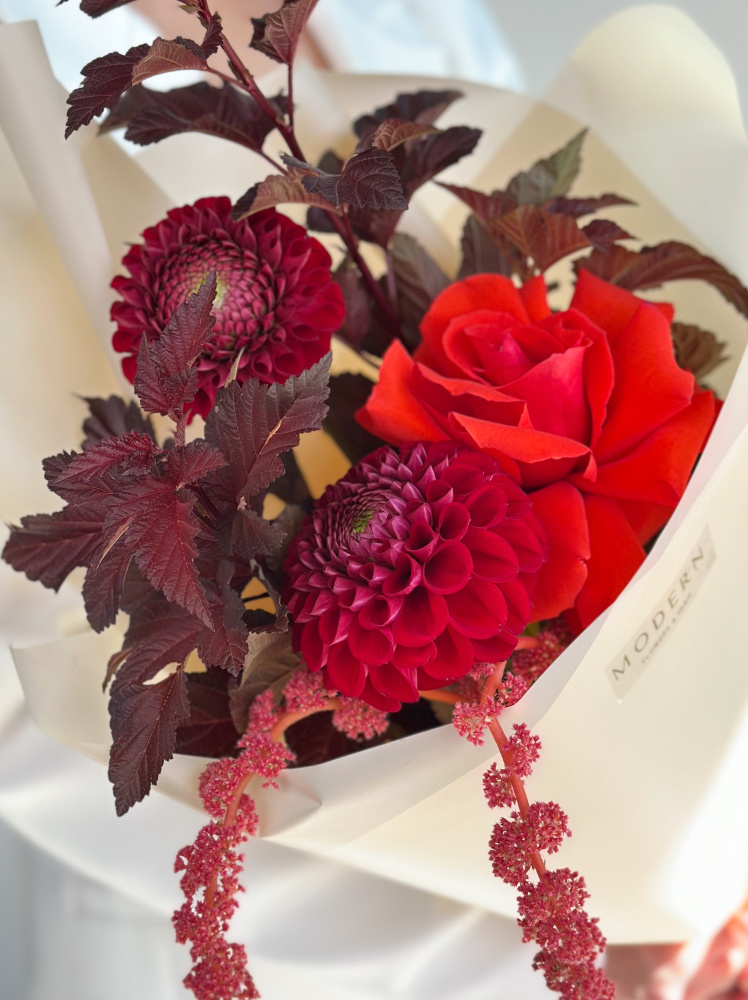 БУКЕТ С ГЕОРГИНАМИ, РОЗОЙ И АМАРАНТОМ БУКЕТ С ГЕОРГИНАМИ, РОЗОЙ И АМАРАНТОМ