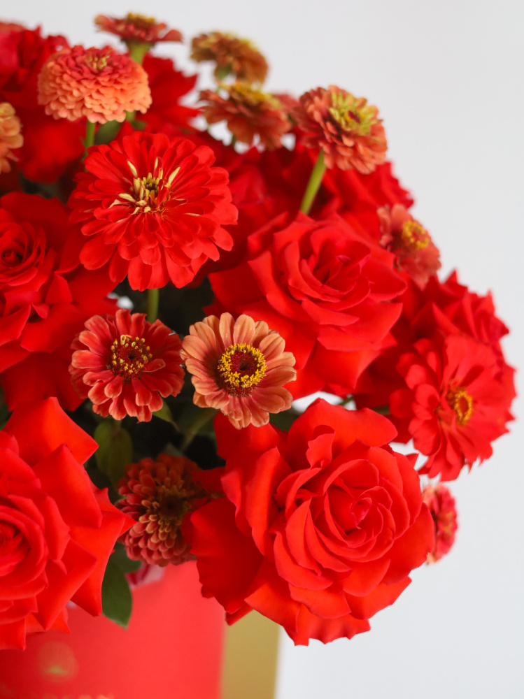 БОЛЬШАЯ ТОРЖЕСТВЕННАЯ КОМПОЗИЦИЯ С ФРАНЦУЗСКОЙ РОЗОЙ NINA И ЦИННИЕЙ