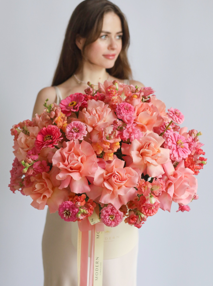 БОЛЬШАЯ КОМПОЗИЦИЯ В БАРХАТНОЙ КОРОБКЕ С ФРАНЦУЗСКИМИ РОЗАМИ, ЦИННИЕЙ И ЛЬВИНЫМ ЗЕВОМ