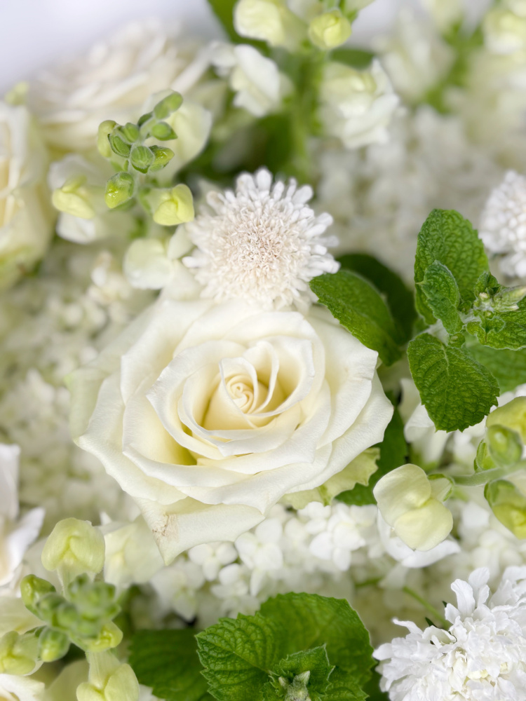 ТОРЖЕСТВЕННЫЙ БУКЕТ В БЕЛЫХ ТОНАХ