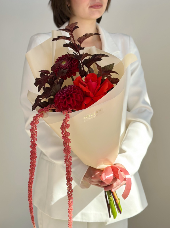 БУКЕТ С ГЕОРГИНАМИ, РОЗОЙ И АМАРАНТОМ