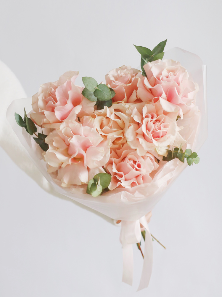 Букет из персиково-розовых французских роз и эвкалипта