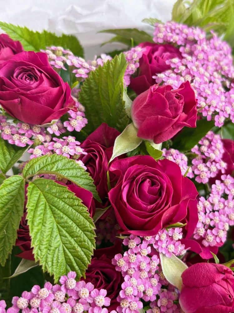 ЯРКИЙ БУКЕТ С КУСТОВОЙ РОЗОЙ