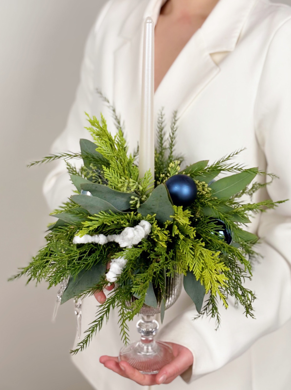 ХВОЯ В БОКАЛЕ СО СВЕЧЕЙ В СИНЕМ ОТТЕНКЕ